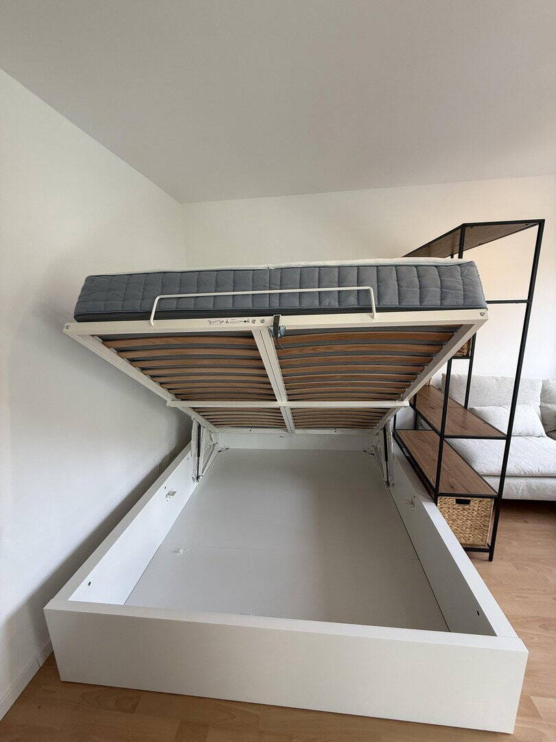 Modernes, voll möbliertes Studio-Apartment mit Loggia
