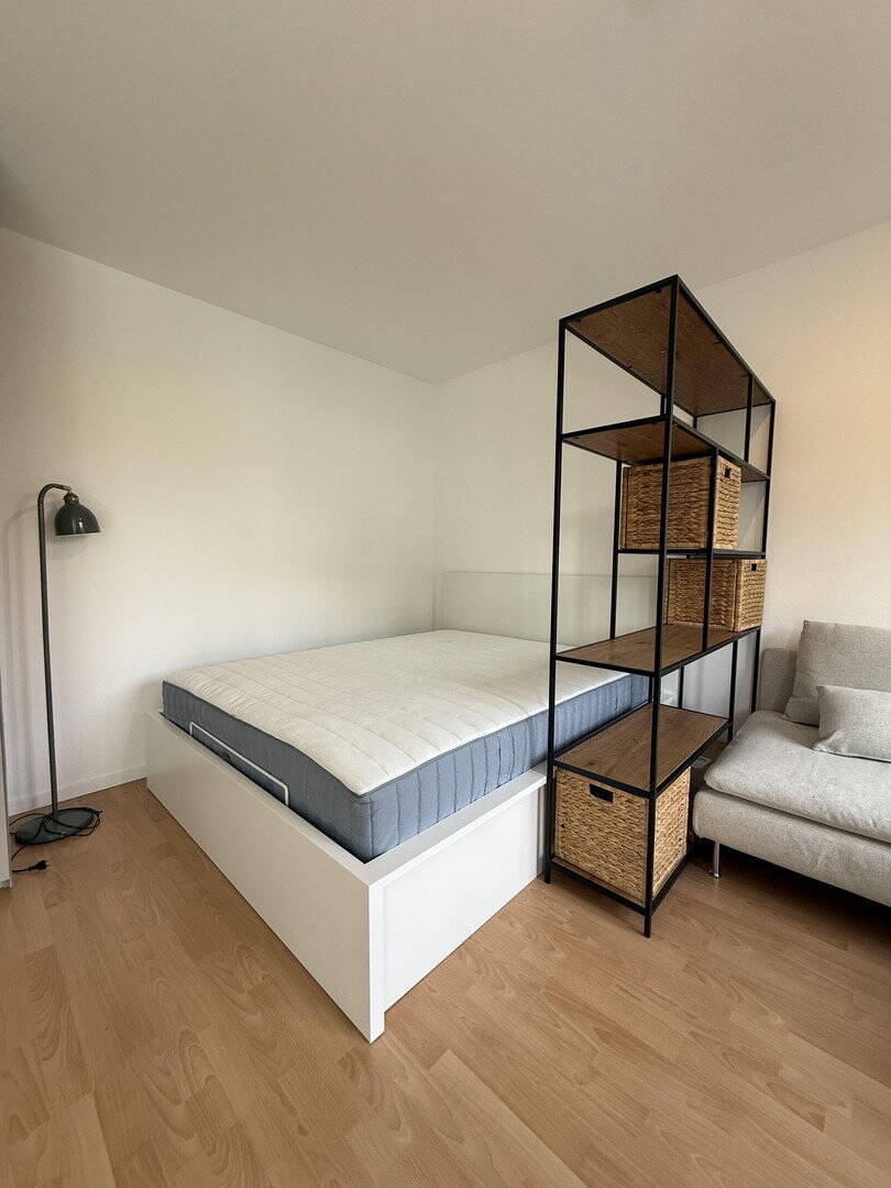 Modernes, voll möbliertes Studio-Apartment mit Loggia