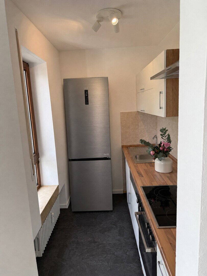 Modernes, voll möbliertes Studio-Apartment mit Loggia