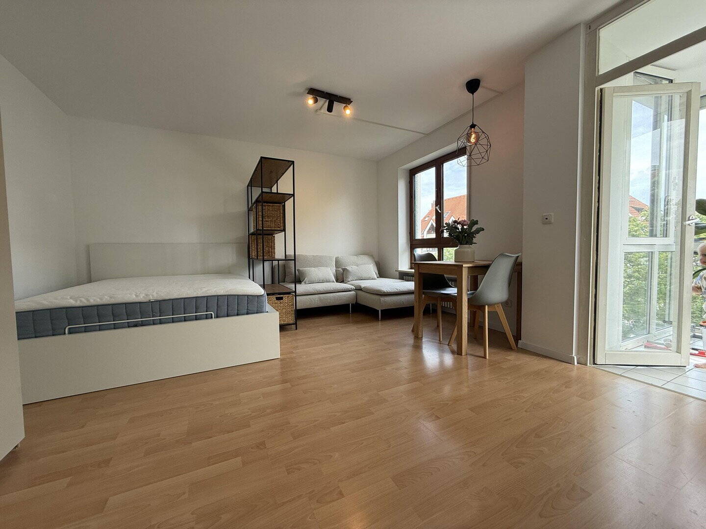 Modernes, voll möbliertes Studio-Apartment mit Loggia