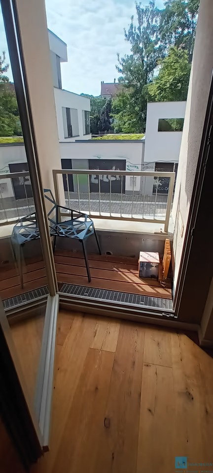 Luxuriöse, voll möblierte 2-Zimmer-Wohnung mit Balkon und Tiefgaragenstellplatz