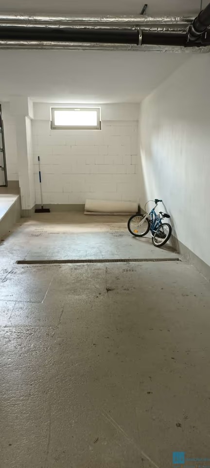 Luxuriöse, voll möblierte 2-Zimmer-Wohnung mit Balkon und Tiefgaragenstellplatz