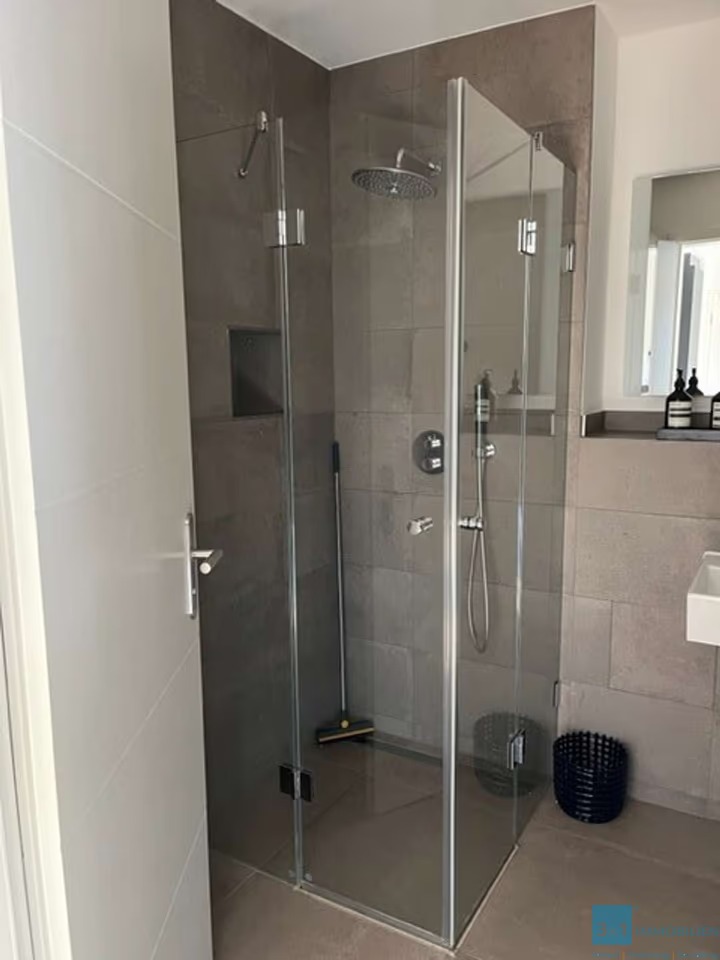 Luxuriöse, voll möblierte 2-Zimmer-Wohnung mit Balkon und Tiefgaragenstellplatz