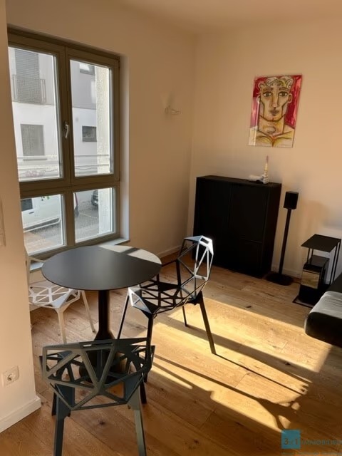 Luxuriöse, voll möblierte 2-Zimmer-Wohnung mit Balkon und Tiefgaragenstellplatz
