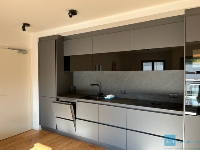 Luxuriöse, voll möblierte 2-Zimmer-Wohnung mit Balkon und Tiefgaragenstellplatz