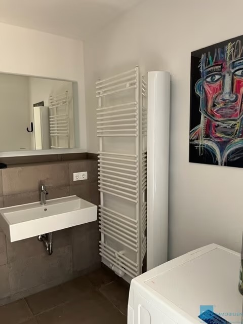 Luxuriöse, voll möblierte 2-Zimmer-Wohnung mit Balkon und Tiefgaragenstellplatz
