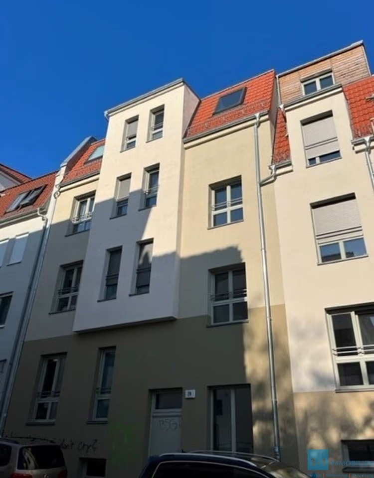 Luxuriöse, voll möblierte 2-Zimmer-Wohnung mit Balkon und Tiefgaragenstellplatz