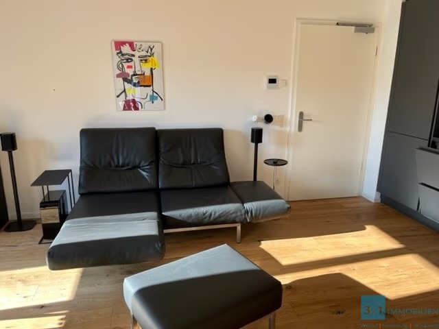 Luxuriöse, voll möblierte 2-Zimmer-Wohnung mit Balkon und Tiefgaragenstellplatz