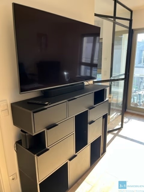 Luxuriöse, voll möblierte 2-Zimmer-Wohnung mit Balkon und Tiefgaragenstellplatz