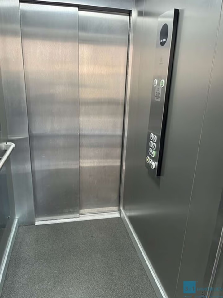 Luxuriöse, voll möblierte 2-Zimmer-Wohnung mit Balkon und Tiefgaragenstellplatz