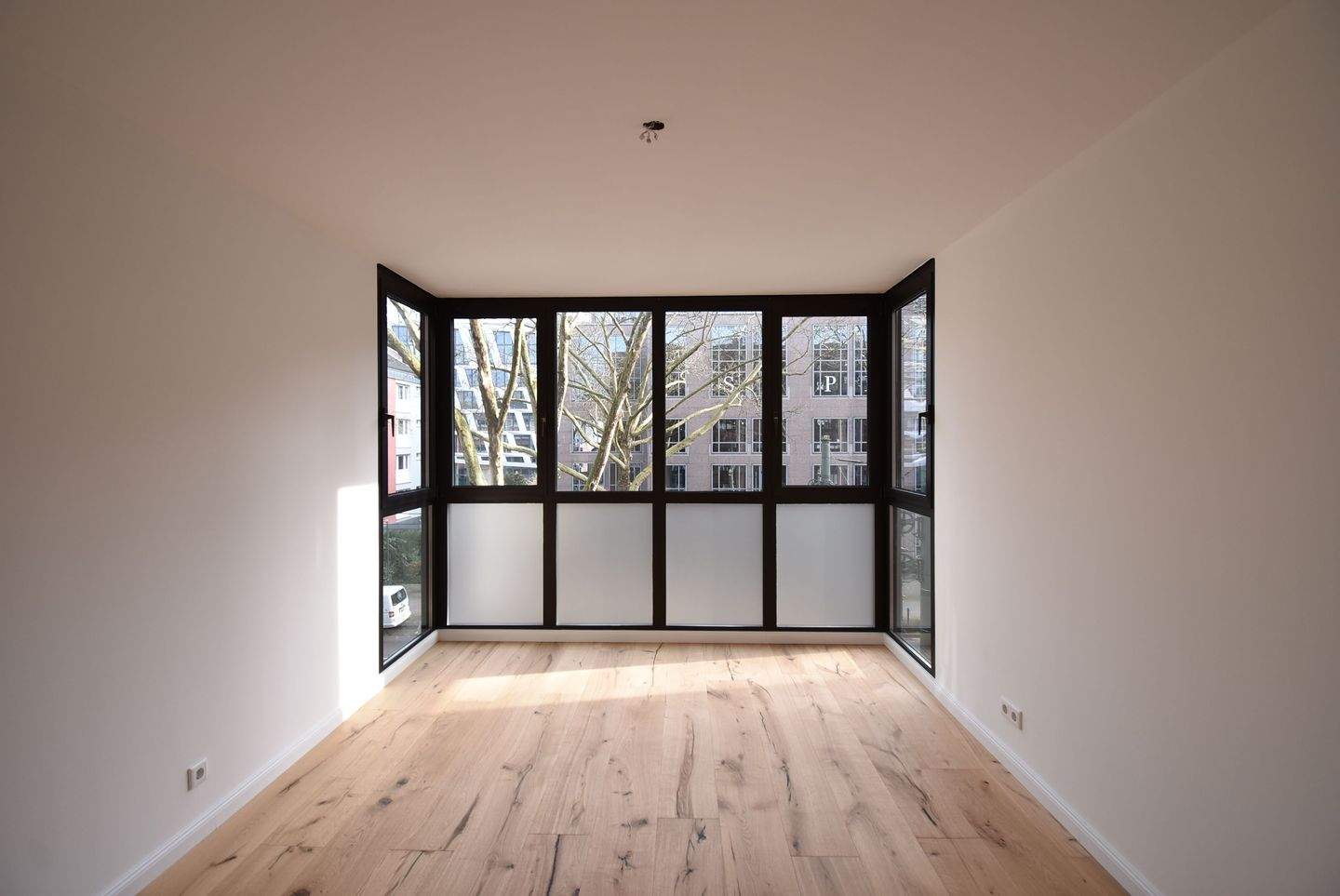 Luxuriös renovierte 4-Zimmer-Wohnung in Rheinnähe in Düsseldorf-Golzheim