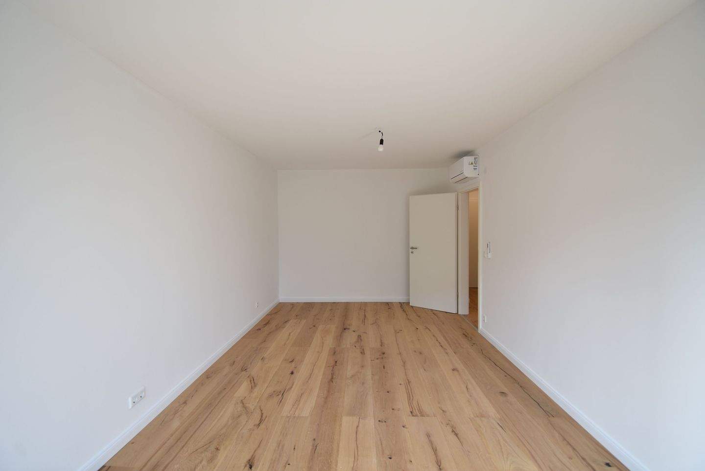 Luxuriös renovierte 4-Zimmer-Wohnung in Rheinnähe in Düsseldorf-Golzheim