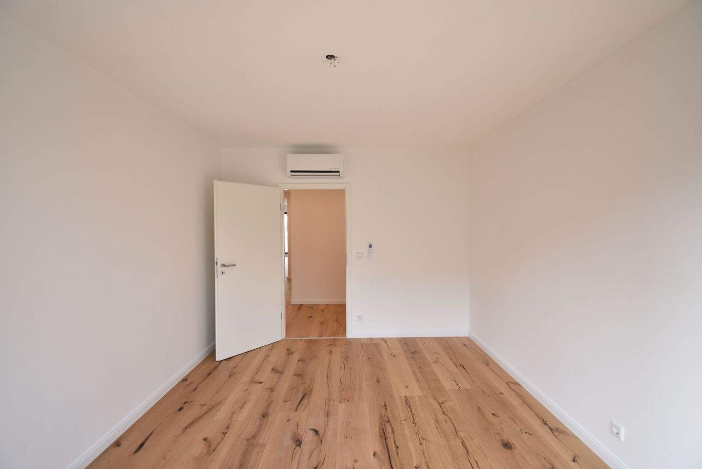 Luxuriös renovierte 4-Zimmer-Wohnung in Rheinnähe in Düsseldorf-Golzheim