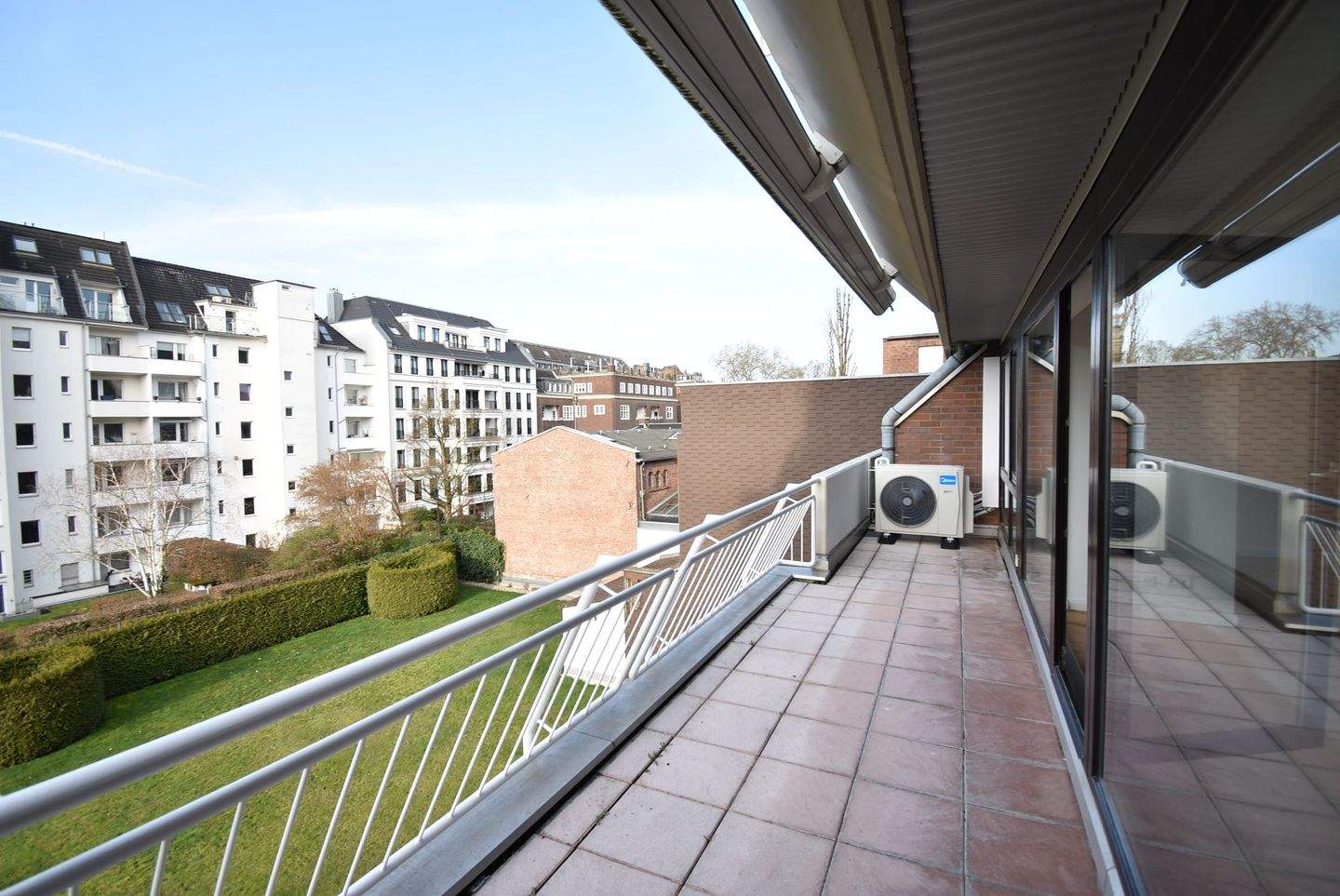 Luxuriös renovierte 4-Zimmer-Wohnung in Rheinnähe in Düsseldorf-Golzheim