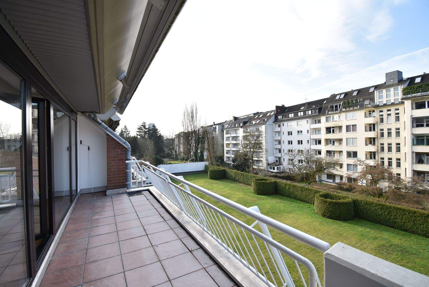 Luxuriös renovierte 4-Zimmer-Wohnung in Rheinnähe in Düsseldorf-Golzheim