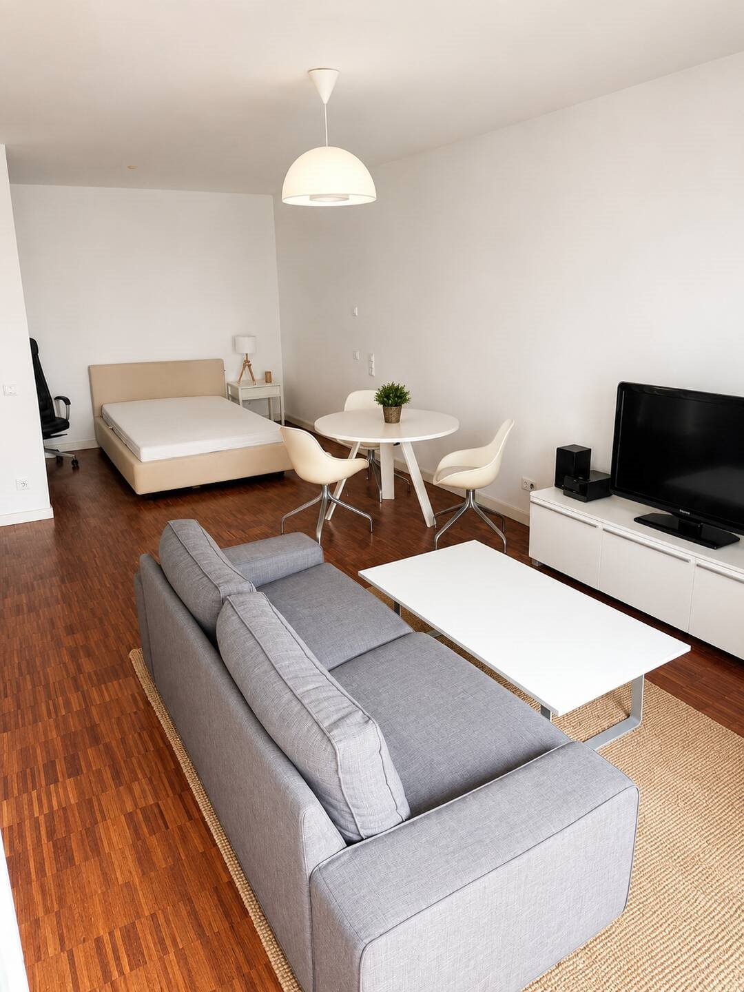 Voll möbliertes Studio-Apartment mit Balkon in Berlin-Mitte