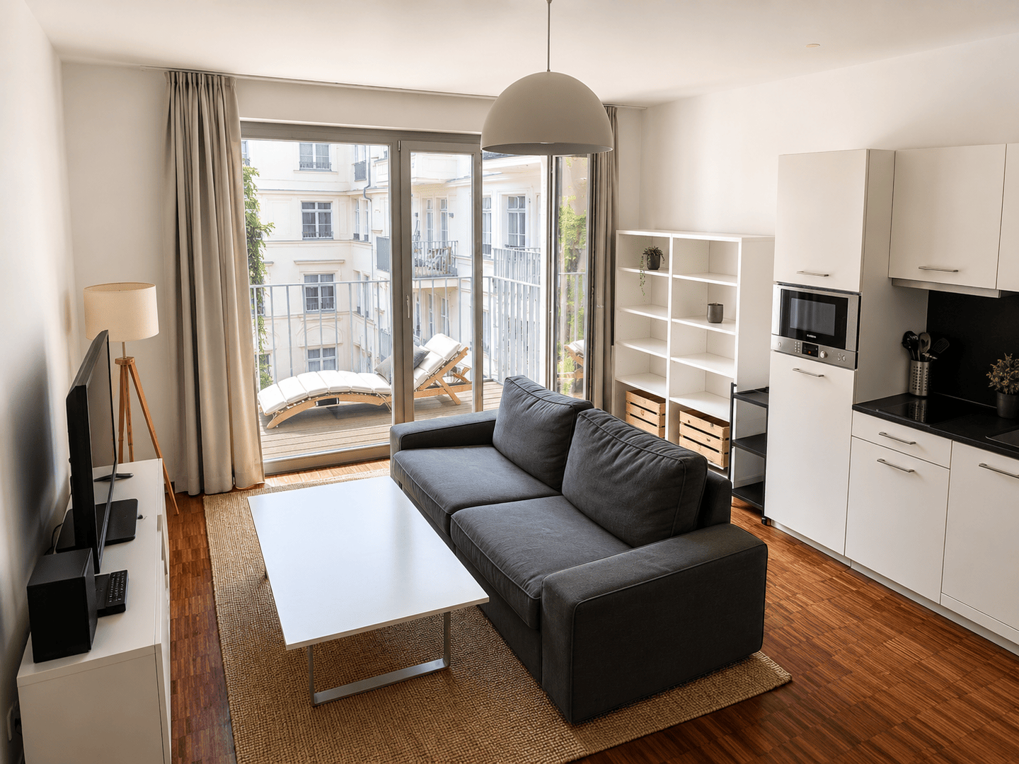 Voll möbliertes Studio-Apartment mit Balkon in Berlin-Mitte