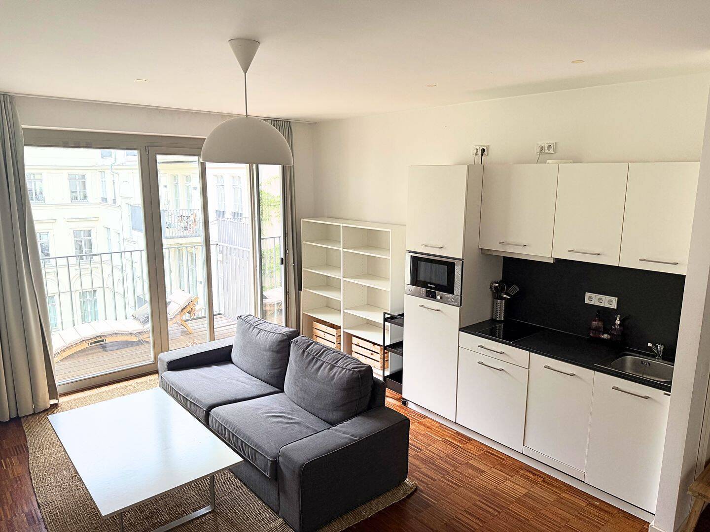 Voll möbliertes Studio-Apartment mit Balkon in Berlin-Mitte