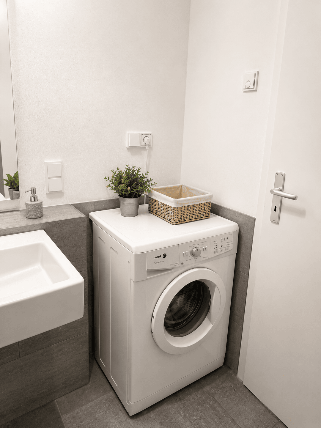 Voll möbliertes Studio-Apartment mit Balkon in Berlin-Mitte