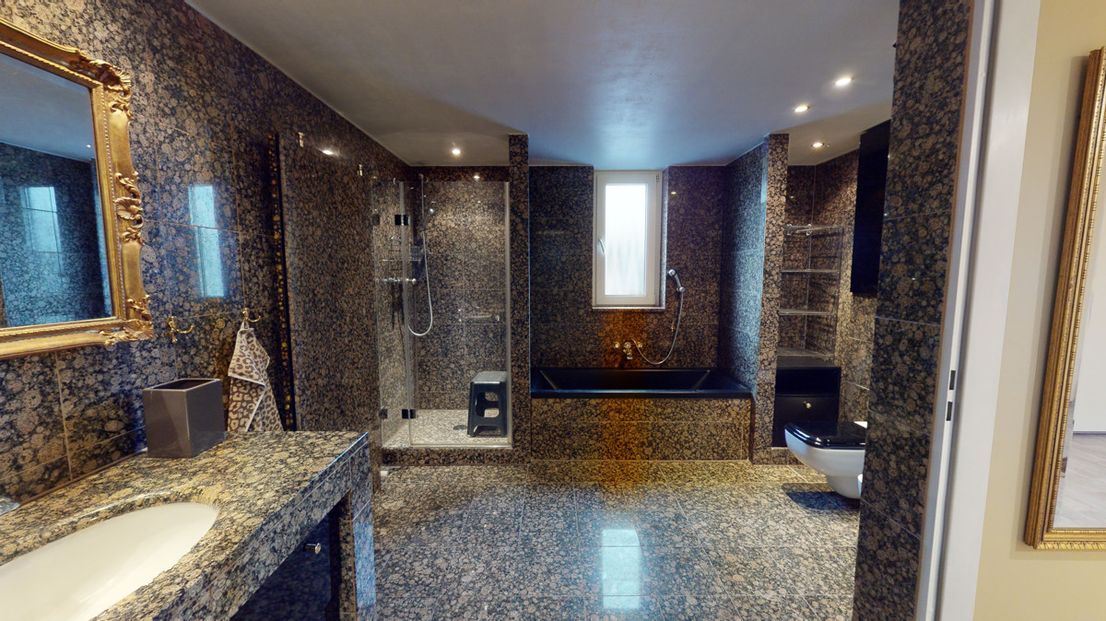 Vollmöblierte 2 Zi.-Penthouse in zentraler Lage!