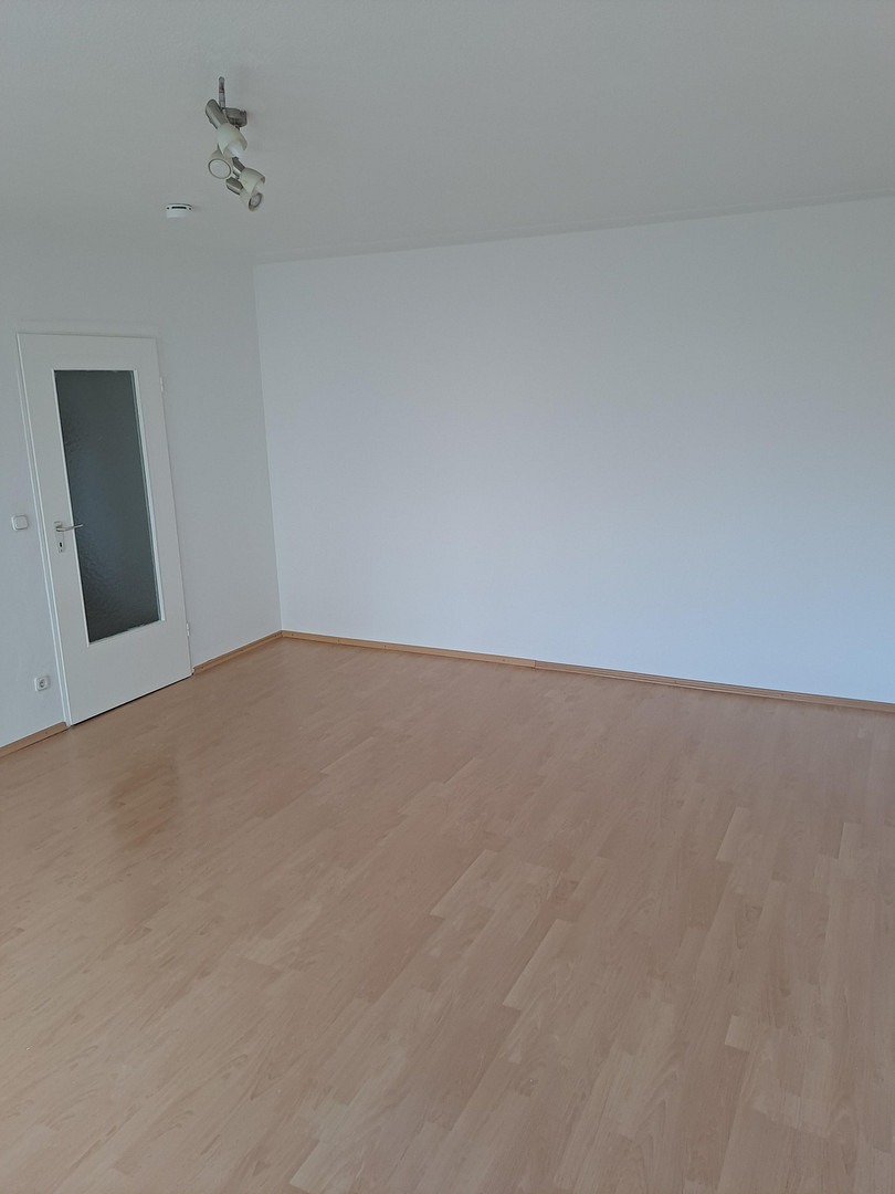 Zentrumsnahe, teilsanierte, renovierte 2-Zimmer-Wohnung mit Balkon