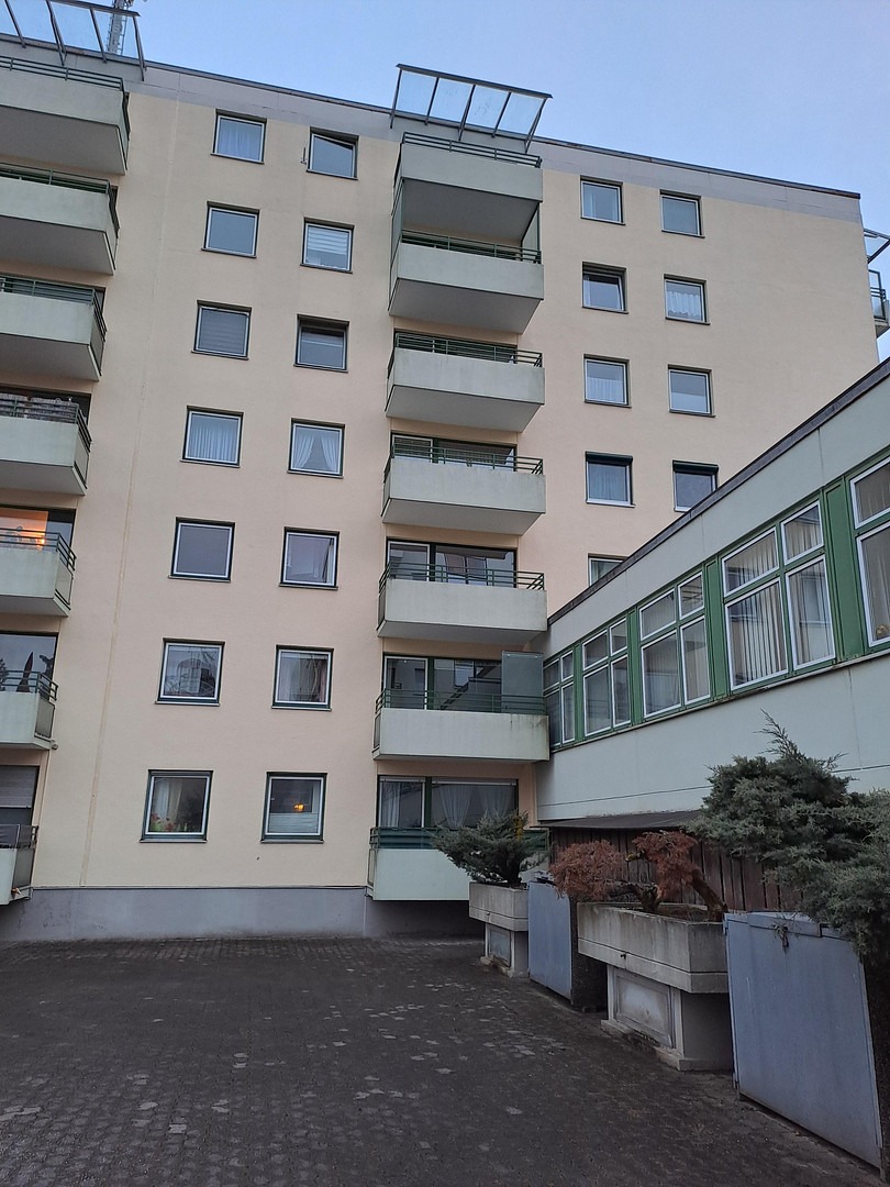 Zentrumsnahe, teilsanierte, renovierte 2-Zimmer-Wohnung mit Balkon