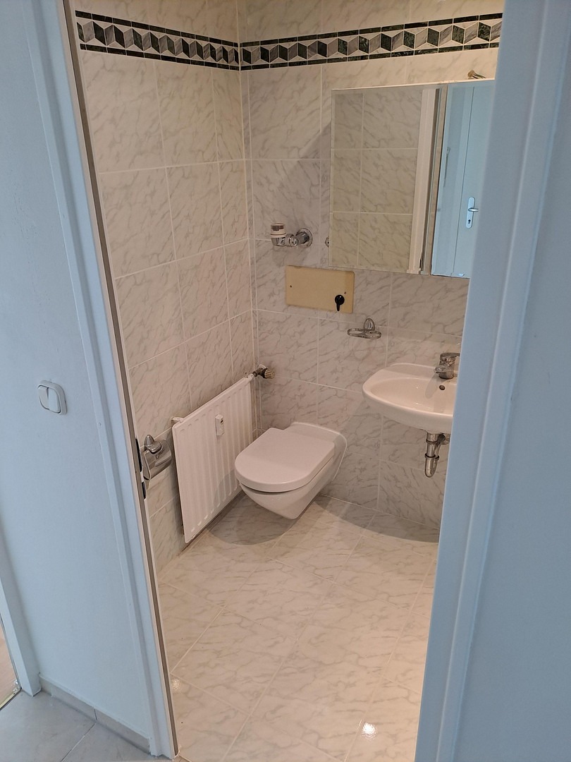 Zentrumsnahe, teilsanierte, renovierte 2-Zimmer-Wohnung mit Balkon