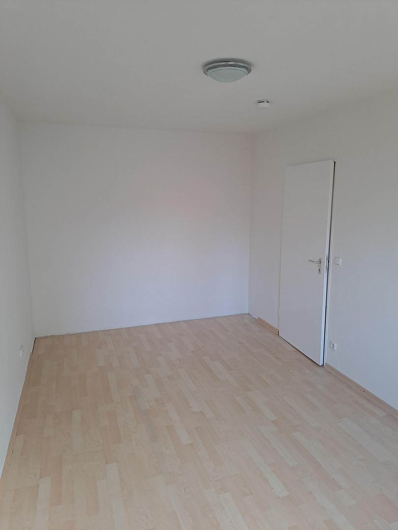 Zentrumsnahe, teilsanierte, renovierte 2-Zimmer-Wohnung mit Balkon
