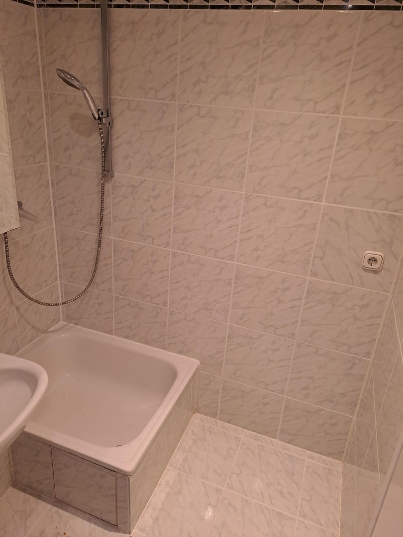 Zentrumsnahe, teilsanierte, renovierte 2-Zimmer-Wohnung mit Balkon