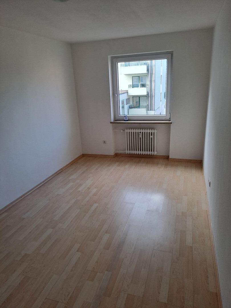 Zentrumsnahe, teilsanierte, renovierte 2-Zimmer-Wohnung mit Balkon