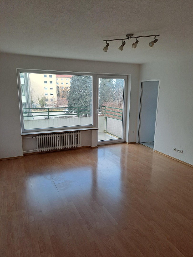 Zentrumsnahe, teilsanierte, renovierte 2-Zimmer-Wohnung mit Balkon